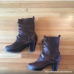 No, 6 tall lace-up clog boots, brown